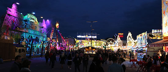 am Abend effektvoll illuminiert:  Dschungelcamp (©Foto: Martin Schmitz)